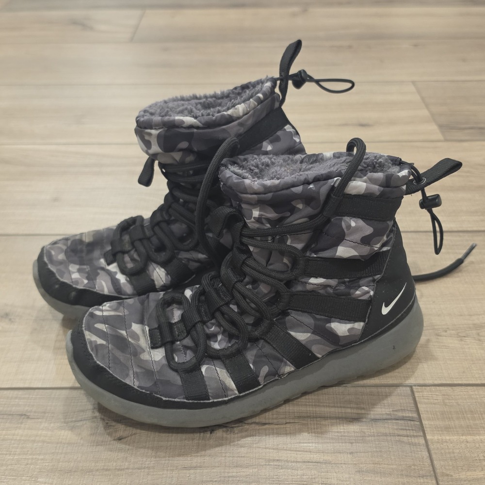 Wmn Sz 7 ~ Nike™ Roshe One Hi Black Camo Print Winter Boots  807425-001 • EUC